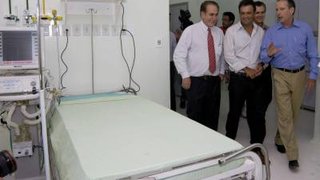 O governador Aécio Neves visitou as dependências da maternidade do Hospital Nossa Senhora Auxiliadora