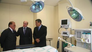 Ivo Pitanguy (E) durante visita ao Centro de Terapia Intensiva, da Unidade de Tratamento de Queimados