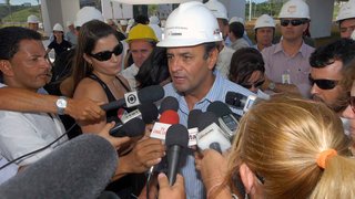 Governador Aécio Neves concedeu entrevista após reunião com representantes dos consórcios responsáveis pela construção da Cidade Administrativa
