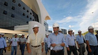Governador Aécio Neves durante visita à Cidade Administrativa