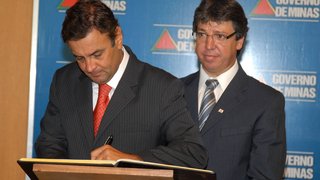 Governador Aécio Neves e o novo secretário de Estado de Saúde, Antônio Jorge de Souza Marques