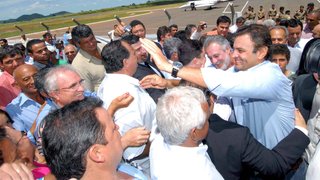 Governador Aécio Neves desembarca no aeroporto de Guaxupé