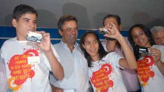 Governador Aécio Neves com alunos atendidos pelo Poupança Jovem