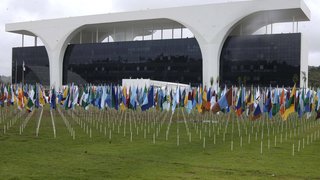 Bandeiras dos municípios mineiros em frente ao Palácio Tiradentes