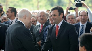 Governador Aécio Neves cumprimenta o vice-presidente José Alencar