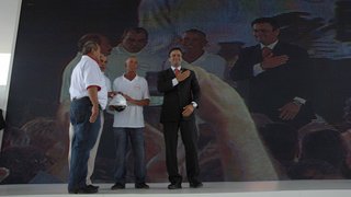Governador Aécio Neves e operários que trabalharam na obra da nova sede
