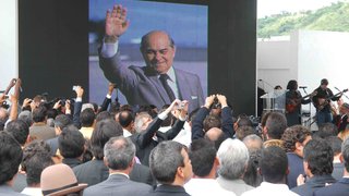 Imagem do presidente Tancredo Neves no telão da Cidade Administrativa