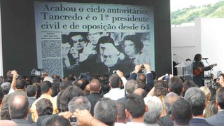 Milton Nascimento canta Coração de Estudante e, no telão, Tancredo Neves