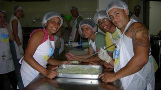 Estudantes do projeto Escola Viva, Comunidade Ativa participam de oficinas de culinária