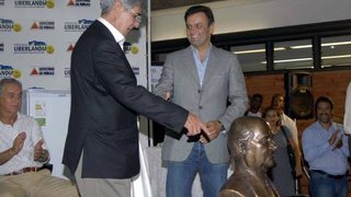 Prefeito apresentou ao governador uma escultura de Tancredo Neves