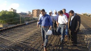 Governador Aécio Neves em visita ao futuro Hospital Regional de Divinópolis
