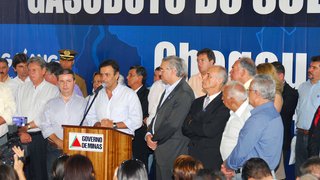 O governador Aécio Neves discursa durante evento em Poços de Caldas