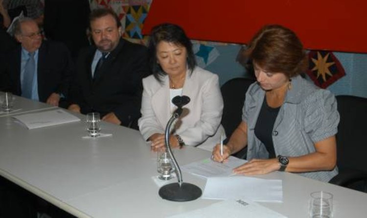 A vice-presidente Dulcejane Vaz assinou acordo pelo Servas