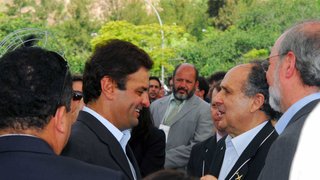 Governador Aécio Neves cumprimenta o senador Cristovam Buarque 