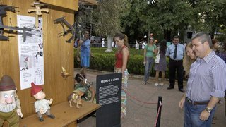 O vice-governador Antonio Anastasia observa  bonecos do Giramundo