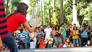 Público que lotou a Praça da Liberdade acompanha performance musical