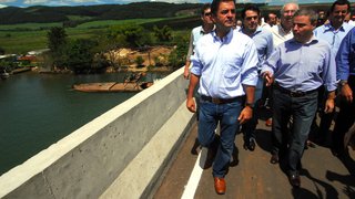 Governador Aécio Neves e vice-governador na ponte sobre o Rio Grande