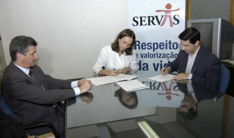 Andrea Neves assinou protocolo com Marco Simões