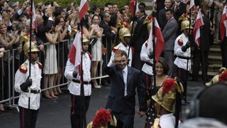 Ex-governador Aécio Neves, ao lado da filha, deixa o Palácio da Liberdade
