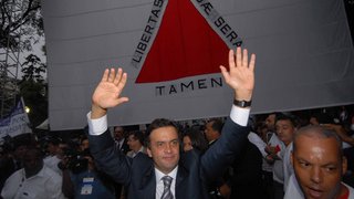 O ex-governador Aécio Neves na despedida após deixar o governo
