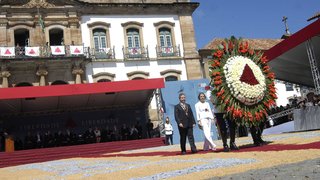 Governador Antonio Anastasia caminha sobre o tapete vermelho em Ouro Preto