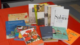 Livros e enciclopédias dos kits entregues para as bibliotecas públicas