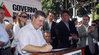 Governador Antonio Anastasia assinou convênios com a Prefeitura de Piumhi