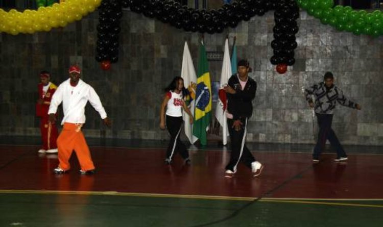 Apresentação de dança de rua de jovens do NPC Morro das Pedras