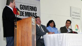 Governador Antonio Anastasia em pronunciamento em Ribeirão das Neves