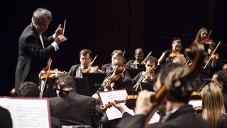 Maestro Fabio Mechetti durante regência de orquestra