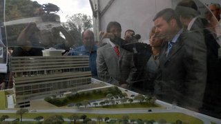 Governador Antonio Anastasia observou a maquete do Hospital Metropolitano
