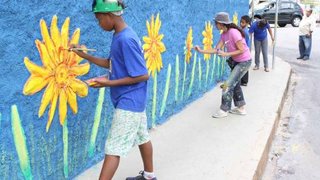 Muro vira painel de arte na Escola Nossa Senhora do Belo Ramo