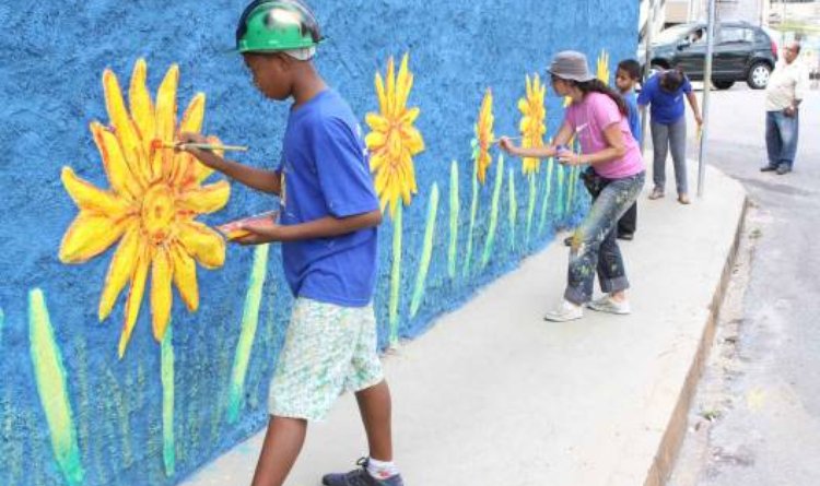 Alunos pintaram os muros da Escola Estadual Nossa Senhora do Belo Ramo
