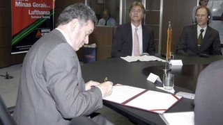 Secretário Sergio Barroso durante assinatura do acordo com a Lufthansa