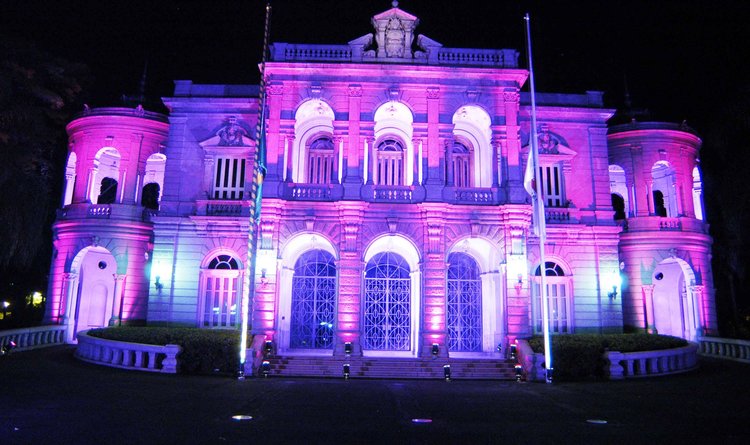 Palácio da Liberdade foi iluminado com holofotes cor de rosa