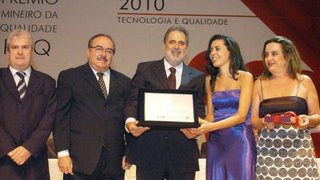 Secretário Alberto Portugal (C) recebeu o Prêmio Mineiro da Qualidade