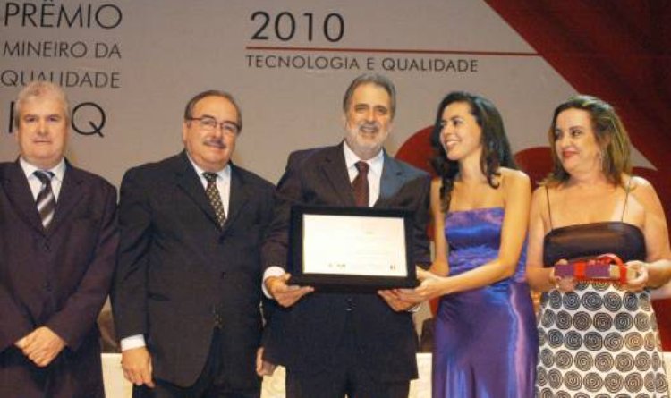Secretário Alberto Portugal (C) recebeu o Prêmio Mineiro da Qualidade