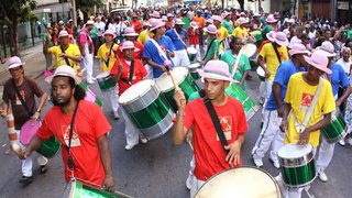Grupo de percussionistas durante o desfile