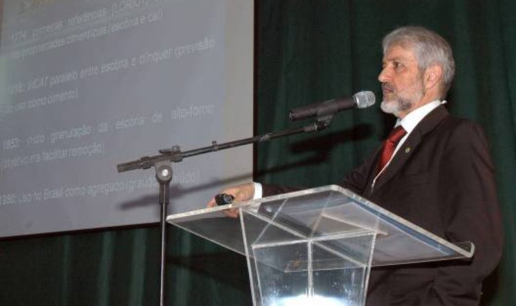 Professor da UFMG, Abdias Magalhães Gomes, em apresentação no seminário