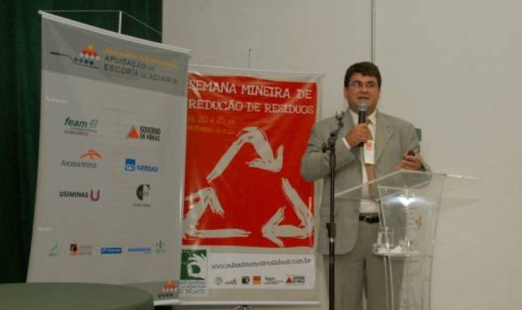 Professor Ricardo Fiorotti durante apresentação no seminário