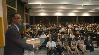 Silvano Silvério durante pronunciamento na abertura do seminário