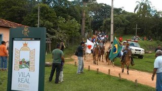 Chegada de cavalgada, organizada por moradores da região, na Vila Real