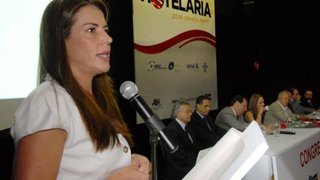 Secretária Érica Drumond durante pronunciamento na abertura do congresso