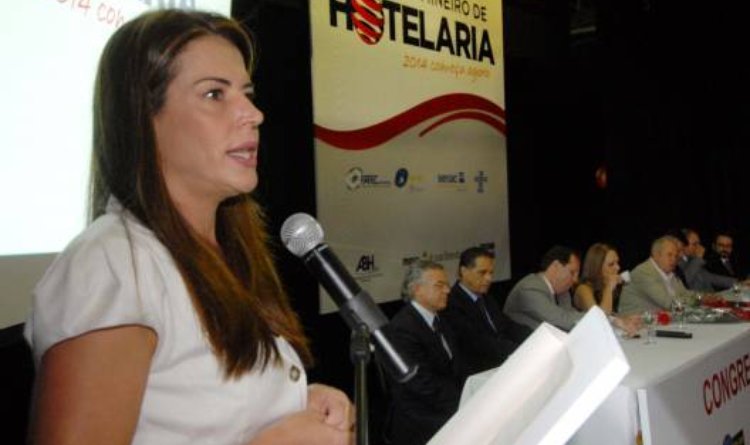 Secretária Érica Drumond durante pronunciamento na abertura do congresso