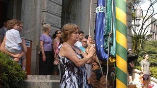 Vânia Leal Ramos hasteou a bandeira do Brasil