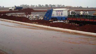 Resíduos sendo depositados no novo aterro em Uberlândia