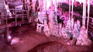 Nova iluminacão da gruta é feita com tecnologia em LED