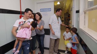 Equipe do Hospital João XXIII celebra a recuperação de pacientes do CTI