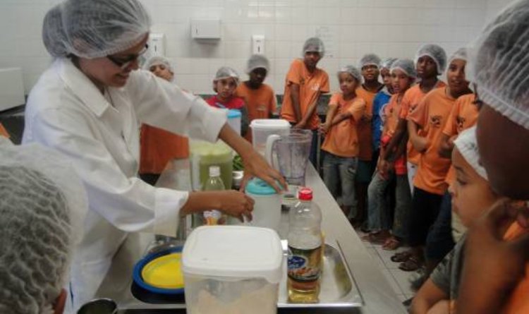 Crianças do Projeto Escola Integrada durante curso da Cozinha Experimental