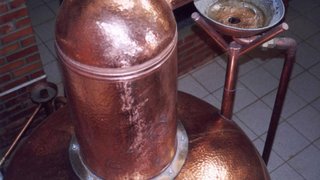 Alambique de cobre destinado à destilação da cachaça